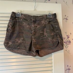 Level 99 Green Camo Print Short Short in Size 28